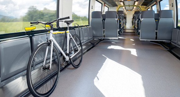 Fahrrad steht im Mehrzweckabteil eines Nahverkehrzugs