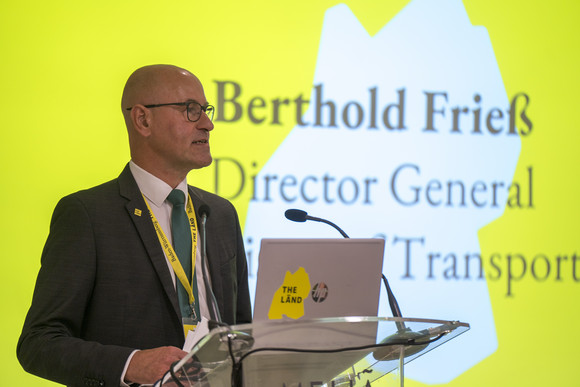 Europa Kretschmann auf Delegationsreise in Spanien Berthold Frieß, Ministerialdirektor des Verkehrsministeriums Baden-Württemberg, hält eine Begrüßungsrede.