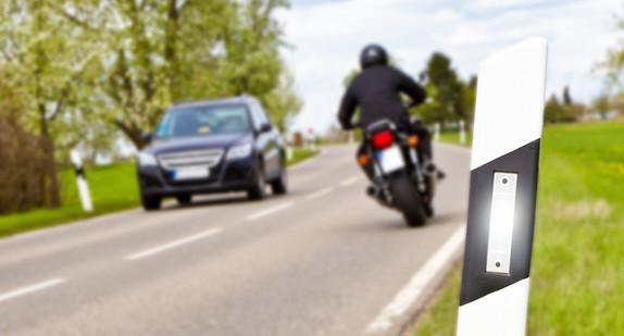 Motorrad und Auto auf Landstraße (Bild: Fotolia/ Jürgen Fälchle)