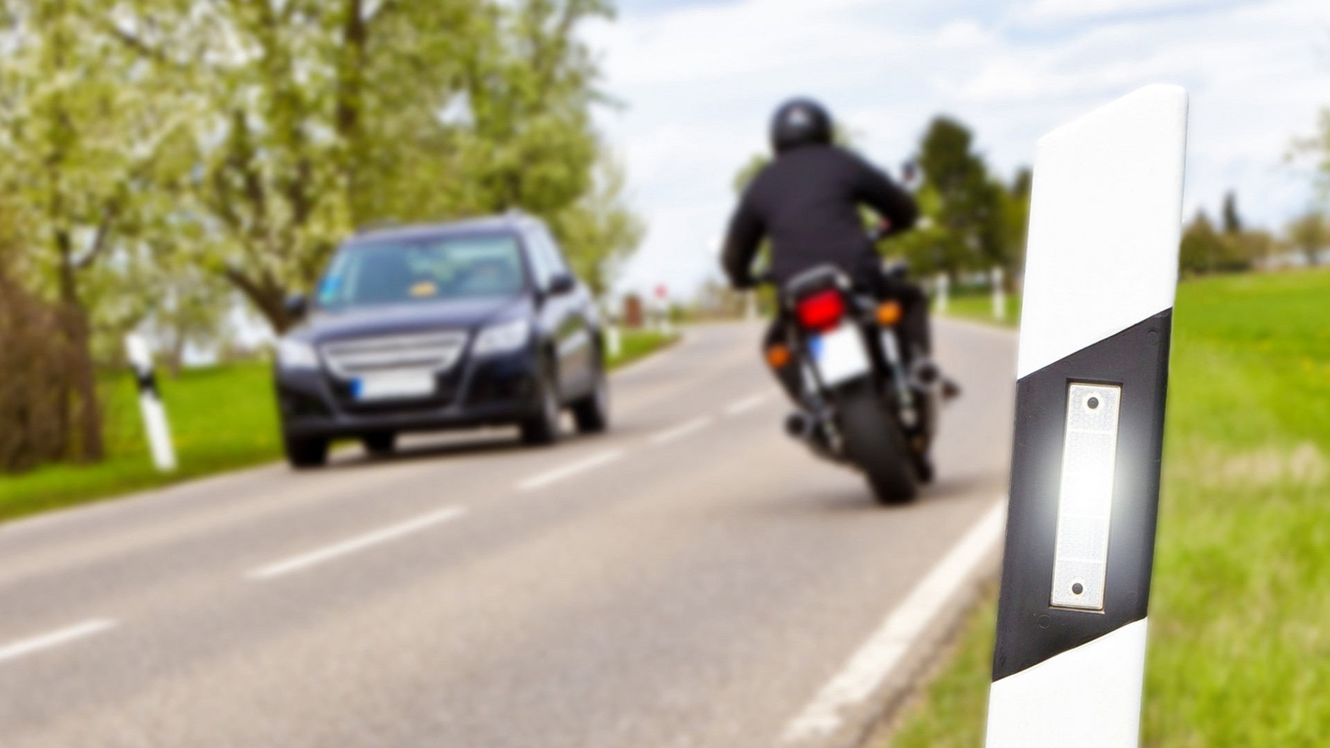 Motorrad und Auto auf Landstraße (Bild: Fotolia/ Jürgen Fälchle)