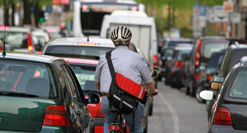 Radfahrer im Berufsverkehr (Bild: Fotolia.com/ Kara)
