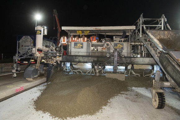 Betonfertiger betoniert die Fahrbahn