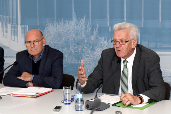 Pressekonferenz Bericht über Verkehrsministerkonferenz Ministerpräsident Winfried Kretschmann (r.) und Verkehrsminister Winfried Hermann (l.)