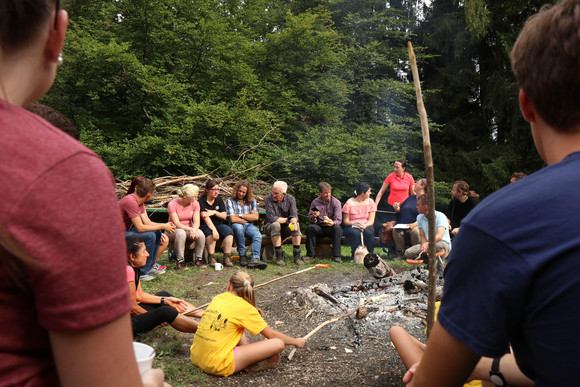 Sommertour Kretschmann wandert mit Bürgerinnen und Bürgern Lagerfeuer der Schwäbischen Albvereinsjugend: Ministerpräsident Winfried Kretschmann (M.) im Gespräch