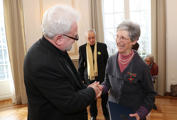 Auszeichnung Bundesverdienstkreuz für Lore Bernecker-Boley Staatsminister Klaus-Peter Murawski (l.) und Lore Bernecker-Boley (r.)