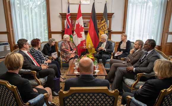 Delegationreise Kretschmann reist nach Kalifornien und Ontario Ministerpräsident Winfried Kretschmann (r.) im Gespräch mit der Lieutenant Governor der Provinz Ontario, Elizabeth Dowdeswellam (l.) (Foto: Staatsministeium Baden-Württemberg)