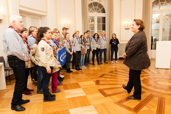 Aktion Pfadfinder übergeben Friedenslicht Staatsministerin Theresa Schopper (r.) mit einer Delegation von Pfadfinderinnen und Pfadfindern anlässlich der Übergabe des diesjährigen Friedenslichts. (Bild: Staatsministerim Baden-Württemberg)