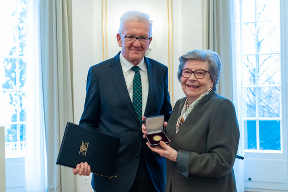 Auszeichnung Große Staufermedaille in Gold an Marianne Schultz-Hector Ministerpräsident Winfried Kretschmann (l.) und Ministerin a. D. Dr. Marianne Schultz-Hector (r.) (Bild: © Björn Hänssler / BW Stiftung)