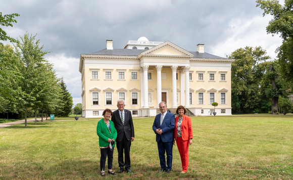 Reise Kretschmann besucht Sachsen-Anhalt Ministerpräsident Winfried Kretschmann mit Ehefrau Gerlinde (l.) zusammen mit Reiner Haseloff, Ministerpräsident von Sachsen-Anhalt, und Ehefrau Gabriele Haseloff (r.) vor Schloss Wörlitz (Bild: Staatsministerium Baden-Württemberg)