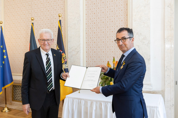 Auszeichnung Verdienstorden des Landes an 26 verdiente Persönlichkeiten Ministerpräsident Winfried Kretschmann (l.) und Cem Özdemir (r.)