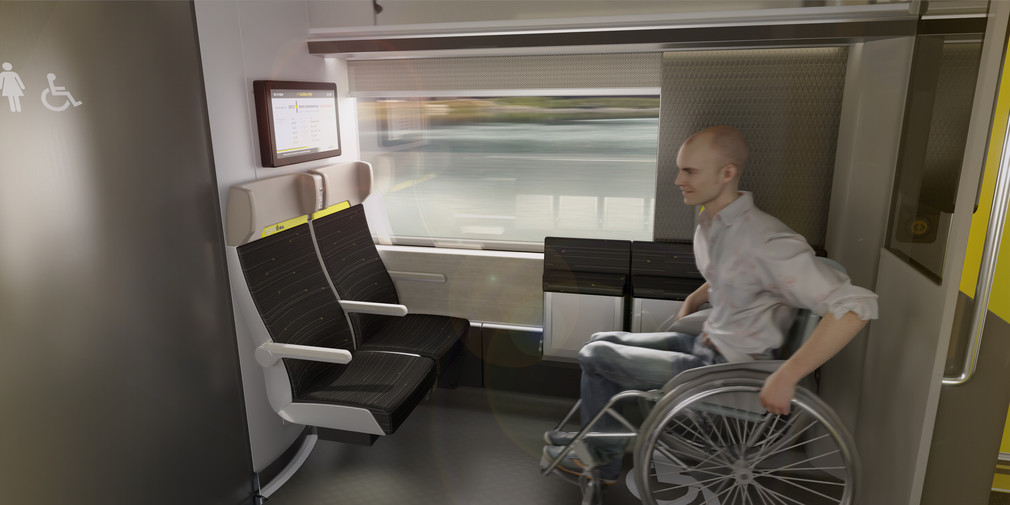 In einem barrierefreien Bereich in einem Zug sitzt ein Mann mit seinem Rollstuhl