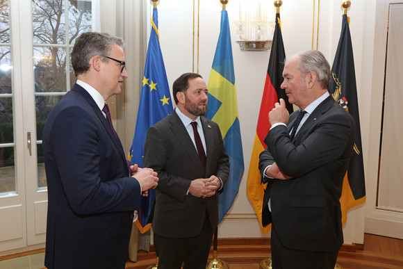 Gespräch Hassler empfängt schwedischen Botschafter Staatssekretär Florian Hassler (Mitte) im Gespräch mit dem schwedischen Botschafter Per Thöresson (rechts) und dem schwedischen Honorarkonsul Dr. Claudius Werwigk (links).