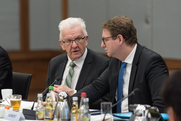 Auswärtige Kabinettsitzung Kabinett tagt in Brüssel Ministerpräsident Winfried Kretschmann (links) im Gespräch mit dem Kabinettschef der Kommissionspräsidentin, Björn Seibert (rechts)