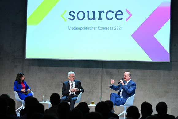 Medien Medienpolitischer Kongress 2024 Ministerpräsident Winfried Kretschmann (Mitte), Robin Alexander (rechts), stellvertretender Chefredakteur der WELT Politik, und Moderatorin Carina Jantsch (links) bei einem Podiumsgespräch.