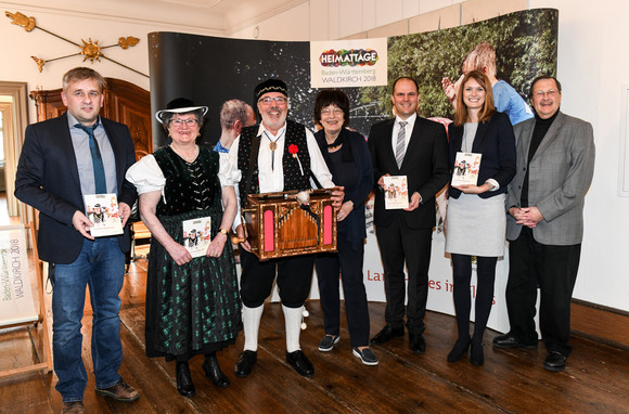 Heimattage Programm der Heimattage 2018 in Waldkirch vorgestellt v.l.n.r.: Gregor Swierczyna (Kulturamtsleiter der Stadt Waldkirch), ein Trachtenpaar, Staatsrätin Gisela Erler, der Waldkircher Oberbürgermeister Roman Götzmann, Anna Scholand (Leiterin der Geschäftsstelle Heimattage Baden-Württemberg 2018 in Waldkirch) und Erich Birkle (Vorsitzender des Landesausschusses für Heimatpflege) (© Foto: Stadt Waldkirch)