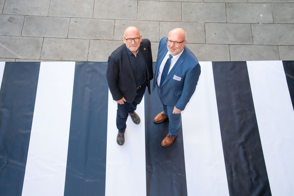 Fussverkehr 1.000 Zebrastreifen für Baden-Württemberg Winfried Hermann mit Bürgermeister Rainer Schäuffele der Gemeinde Erligheim.