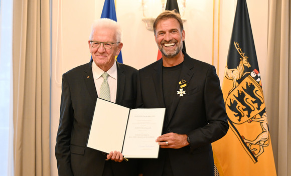 Auszeichnung Verdienstorden des Landes an Jürgen Klopp Ministerpräsident Winfried Kretschmann (links) und Jürgen Klopp (rechts)
