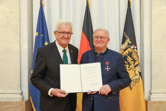 Tag des Ehrenamts Kretschmann würdigt besonderes ehrenamtliches Engagement Ministerpräsident Winfried Kretschmann (l.) und Siegfried Frosdorfer (r.)