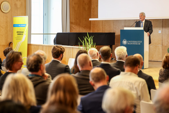 Zusammenhalt in der Transformation Tagung „Gemeinsam handeln“ Ansprache des ehemaligen Bundespräsidenten Joachim Gauck (rechts) vor den Tagungsteilnehmenden.