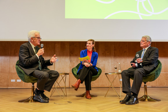 Zusammenhalt in der Transformation Tagung „Gemeinsam handeln“ Podiumsgespräch mit Ministerpräsident Winfried Kretschmann (links), Moderatorin Dr. Denise Burgert (Mitte) und dem ehemaligen Bundespräsidenten Joachim Gauck (rechts).