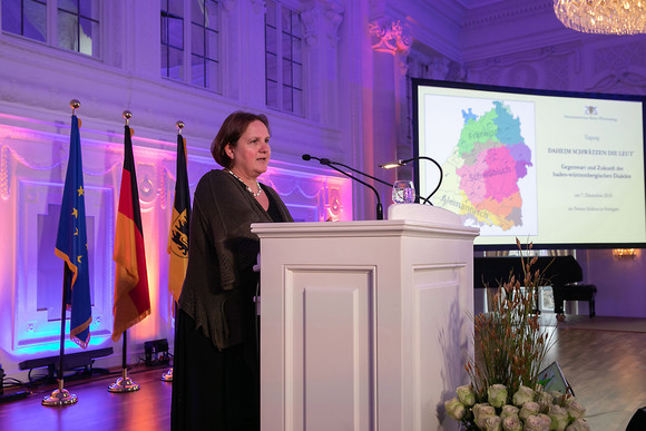 Dialekte Tagung „Daheim schwätzen die Leut'“ Eröffnung durch Staatsministerin Theresa Schopper (Bild: Staatsministerium Baden-Württemberg)