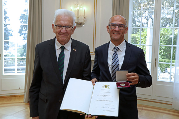 Auszeichnung Staufermedaille in Gold an die Mitglieder des Corona-Beraterkreises Ministerpräsident Winfried Kretschmann (l.) und Prof. Dr. med. Christian Wunder (r.)