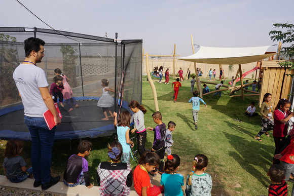 Humanitäre Hilfe Neue humanitäre Landesprojekte in Autonomer Region Kurdistan im Irak Spielplatz beim Kinderzentrum Our Bridge (Bild: © Stiftung Entwicklungszusammenarbeit)