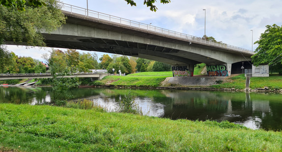 Adenauerbrücke im Zuge der B 10 zwischen Ulm und Neu-Ulm über der Donau