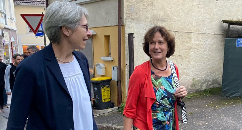 Die Staatssekretärin Elke Zimmer im Gespräch mit einer anderen Frau in Baden-Baden