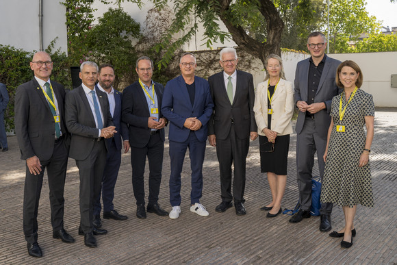 Europa Kretschmann auf Delegationsreise in Spanien Ministerpräsident Winfried Kretschmann (Vierter von rechts) mit Umweltministerin Thekla Walker (Dritte von rechts), Wissenschaftsministerin Petra Olschowski (Erste von rechts) mit weiteren Mitgliedern der Landesregierung in Sevilla.