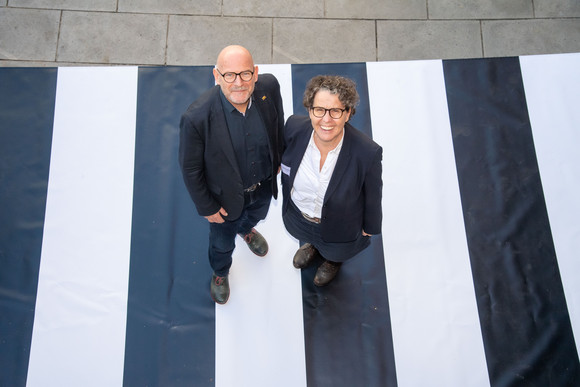 Fussverkehr 1.000 Zebrastreifen für Baden-Württemberg Winfried Hermann mit der Bürgermeisterin für Planen, Bauen, Umwelt und Kunst Sibylle Schüssler der Stadt Pforzheim.