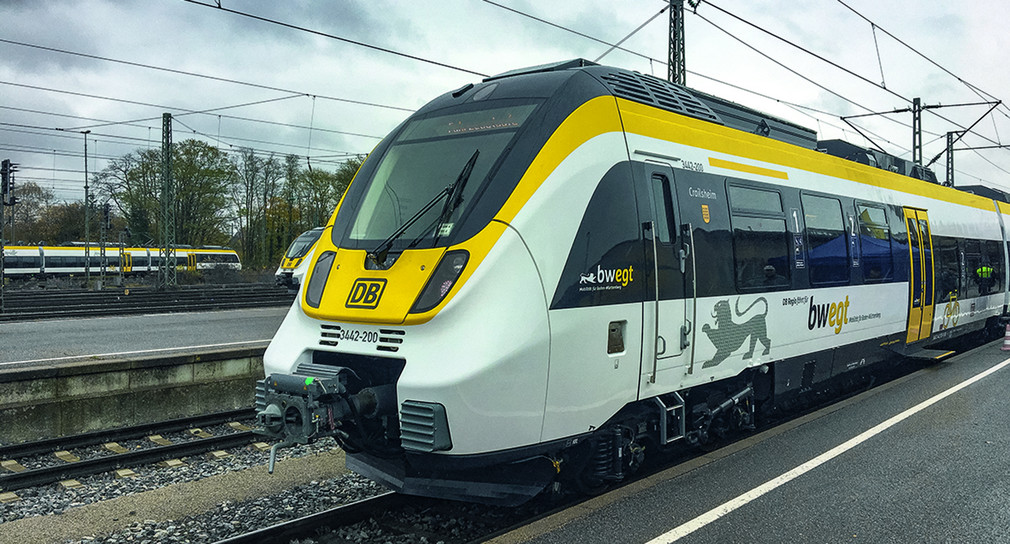 Ein Zug des Modells ET442 Talent 2 steht an einem Gleis (Bild: © Verkehrsministerium Baden-Württemberg)