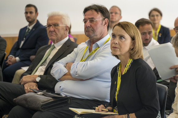 Europa Kretschmann auf Delegationsreise in Spanien Ministerpräsident Winfried Kretschmann (links) und Wissenschaftsministerin Petra Olschowski (rechts) als Zuhörer bei einem Vortrag in Sevilla über Unternehmen und Projekte im Bereich Wasserstoff.