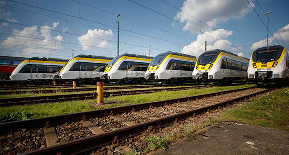 Talent-2-Elektrotriebwagen (DB-Baureihe 442) im gelb-schwarz-weißen Landesdesign (Foto: © Gottfried Stoppel)