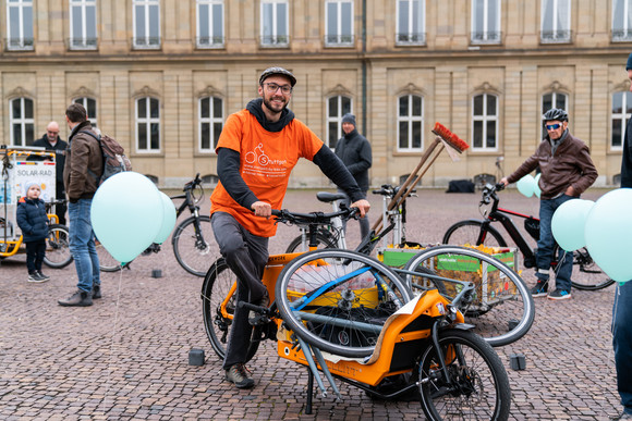 Elektromobilität Größte E-Lastenrad-Flotte 2018 in Stuttgart versammelt Größte E-Lastenrad-Flotte 2018 in Stuttgart versammelt. Bilderquelle: Ministerium für Verkehr BW, Daniel Mühlebach