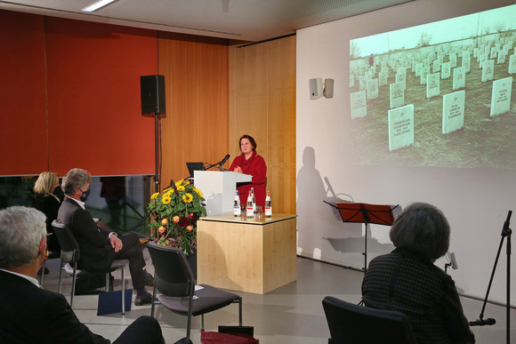 Gedenkveranstaltung 80. Jahrestag der Deportationen nach Gurs Staatsministerin Theresa Schopper (M.) bei ihrer Ansprache