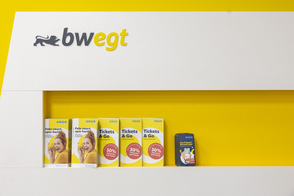 Ein Aufsteller mit Flyern.