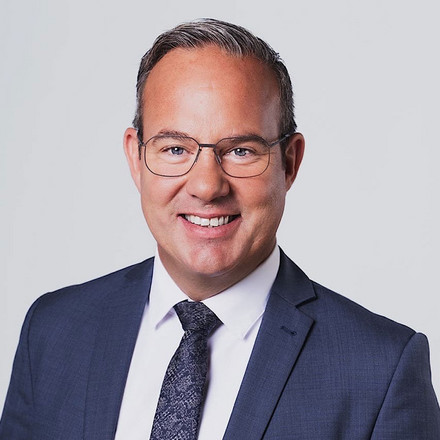 Ein Mann im Anzug.