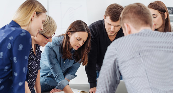 Gruppenarbeit im Büro (Bild: Fotolia.com/ contrastwerkstatt)