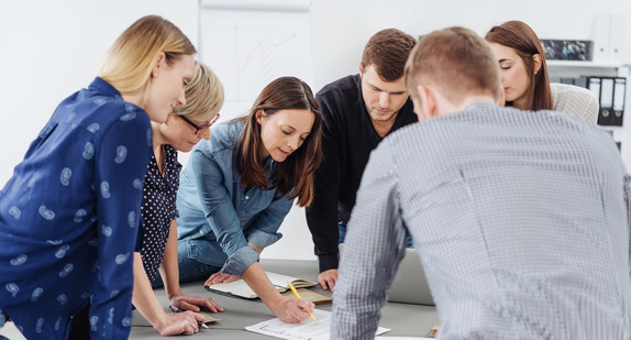 Gruppenarbeit im Büro (Bild: Fotolia.com/ contrastwerkstatt)