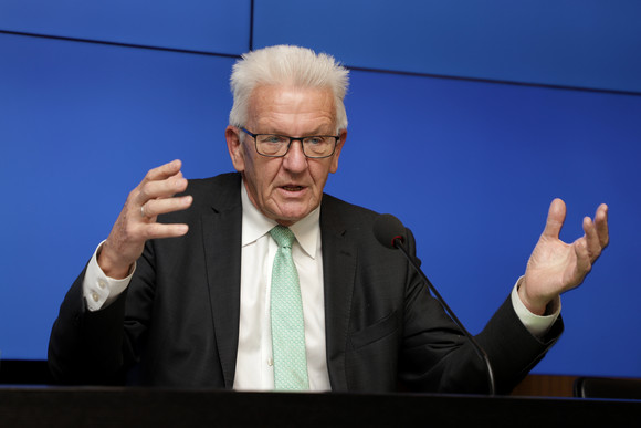 Ministerpräsident Winfried Kretschmann bei der Regierungspressekonferenz (Bild: Staatsministerium Baden-Württemberg)