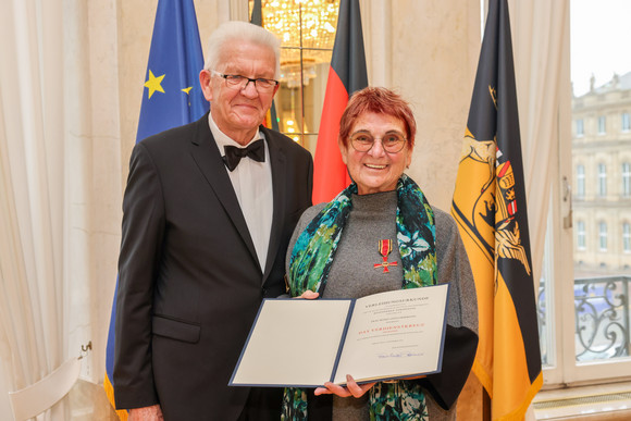 Tag des Ehrenamts Kretschmann würdigt besonderes ehrenamtliches Engagement Ministerpräsident Winfried Kretschmann (links) und Rosel Götz-Hermann (rechts)