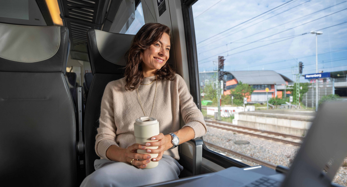 Geschaeftsreisende in der Bahn.