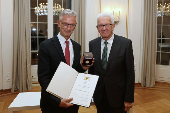 Auszeichnung Staufermedaille in Gold an die Mitglieder des Corona-Beraterkreises Prof. Dr. Winfried Kern (links) und Ministerpräsident Winfried Kretschmann (rechts)