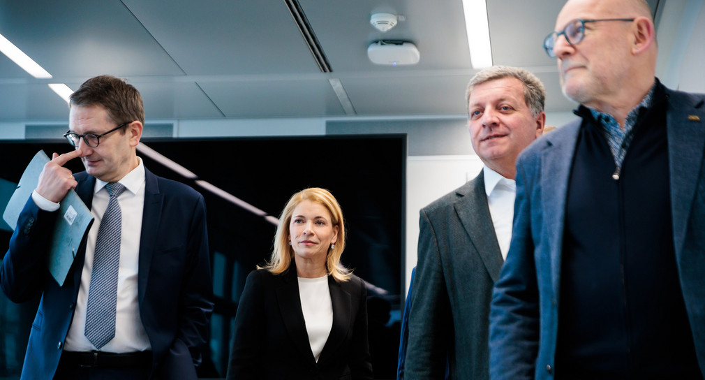 von links nach rechts: Staatssekretär des Bundesministeriums für Verkehr Stefan Schnorr, Vorstandsvorsitzende der Deutschen Bahn AG Evelyn Palla, Bayerischer Staatsminister für Wohnen, Bau und Verkehr sowie Vorsitzender der Landesverkehrsministerkonferenz Christian Bernreiter (CSU) sowie der baden-württembergische Verkehrsminister Winfried Hermann vor dem Auftakt des Sicherheitsgipfel bei der Deutschen Bahn.