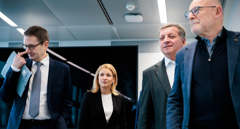 von links nach rechts: Staatssekretär des Bundesministeriums für Verkehr Stefan Schnorr,  Vorstandsvorsitzende der Deutschen Bahn AG Evelyn Palla, Bayerischer Staatsminister für Wohnen, Bau und Verkehr sowie Vorsitzender der Landesverkehrsministerkonferenz Christian Bernreiter (CSU) sowie der baden-württembergische Verkehrsminister Winfried Hermann vor dem Auftakt des Sicherheitsgipfel bei der Deutschen Bahn.