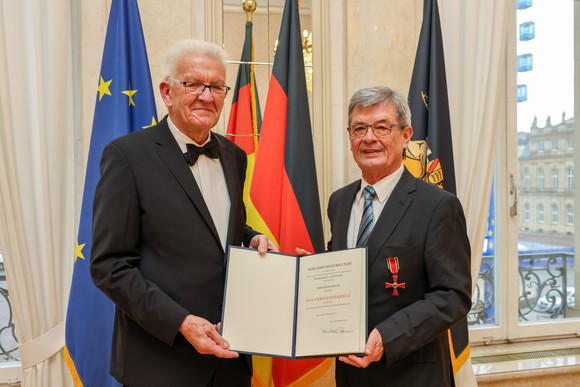 Tag des Ehrenamts Kretschmann würdigt besonderes ehrenamtliches Engagement Ministerpräsident Winfried Kretschmann (links) und Bernd Meyer (rechts)