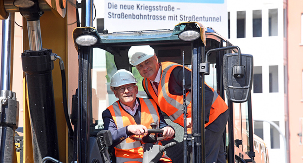 Baubeginn der Straßenbahntrasse in Karlsruhe. Karlsruher Oberbürgermeister Dr. Frank Mentrup und Verkehrsminister Winfried Hermann. (Bilderquelle: KASIG/ARTIS-Uli Deck)