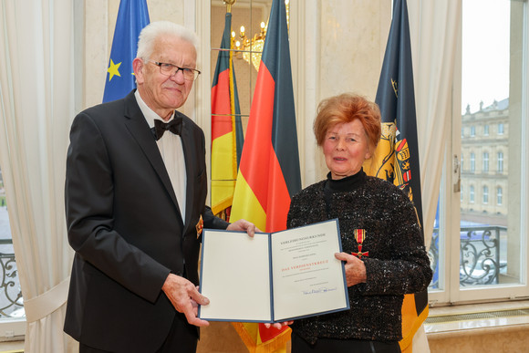 Tag des Ehrenamts Kretschmann würdigt besonderes ehrenamtliches Engagement Ministerpräsident Winfried Kretschmann (links) und Barbara King (rechts)