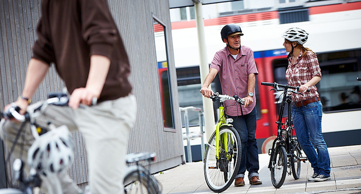 zwei Radfahrer an der Haltestelle unterhalten sich (Bild: RadKULTUR Baden-Württemberg)